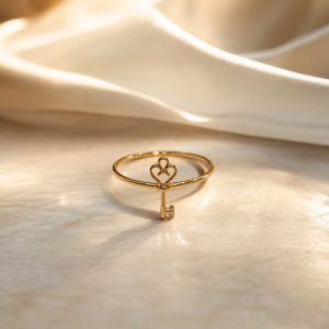 انگشتر طلا ۱۸ عیار زنانه مینیمال طرح کلید (کد ۸۳۰)