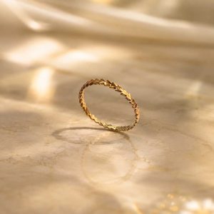 انگشتر طلا ۱۸ عیار زنانه مینیمال طرح تیغ‌ماهی (کد ۸۵۰)