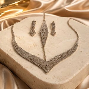 سرویس طلا ۱۸ عیار زنانه طرح جناغی خوشه‌ای با نگین اتمی (کد 3500)