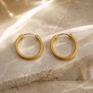 گوشواره طلا ۱۸ عیار زنانه مینیمال حلقه‌ای طرح تراش متراکم (کد ۲۰۵۰)